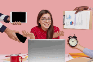 Mulher trabalhando em escritório com notebook e documentos, representando produtividade no trabalho