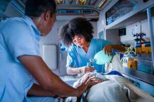 Equipe realiza atendimento pré-hospitalar em paciente dentro de ambulância com suporte respiratório
