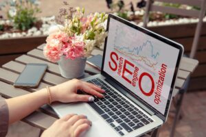 Profissional em computador otimizando release para SEO