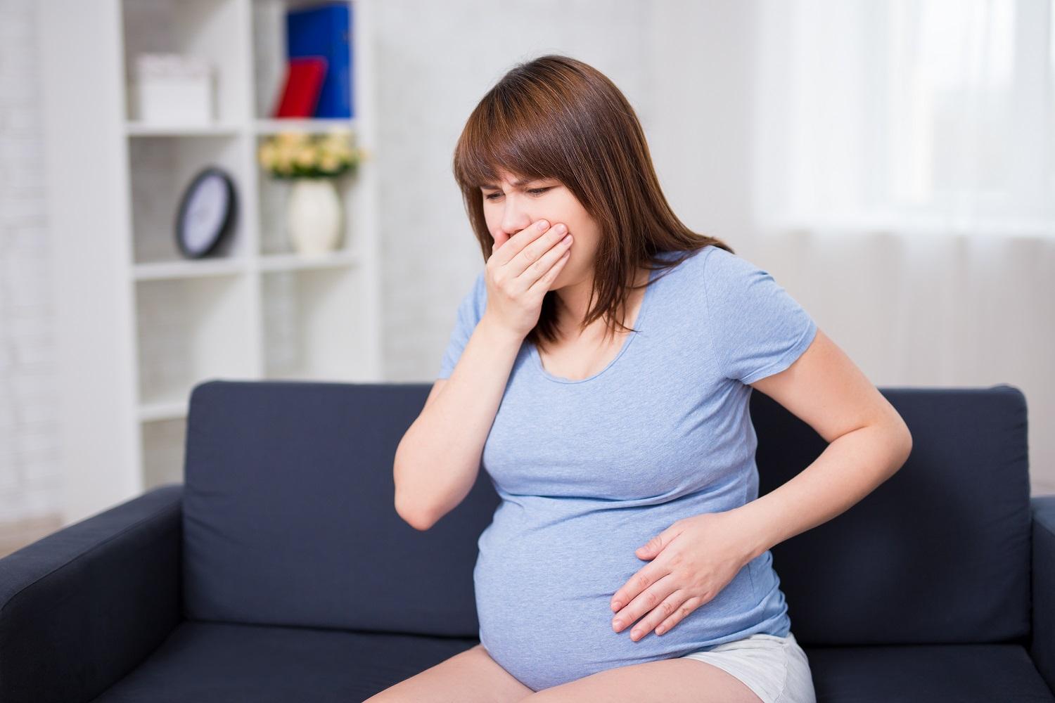 Mulher grávida sofrendo com dor de dente na gravidez