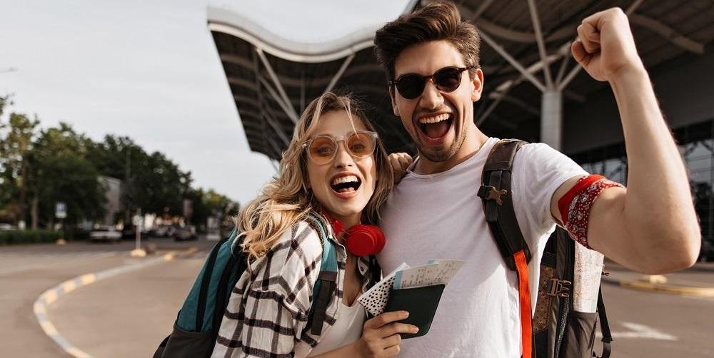 casal feliz porque vão visitar as atrações turísticas