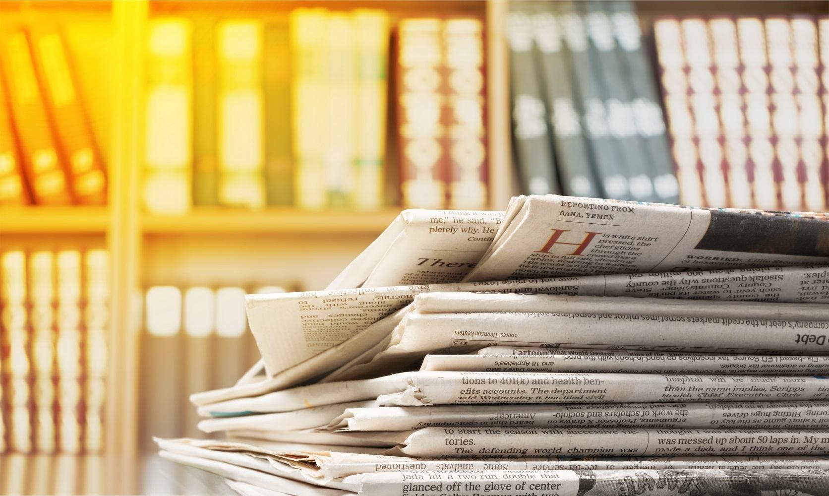 Pilha de jornais representando a estrutura de uma notícia