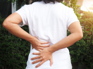 Dores nas costas: um problema que acomete quatro em cada dez pessoas