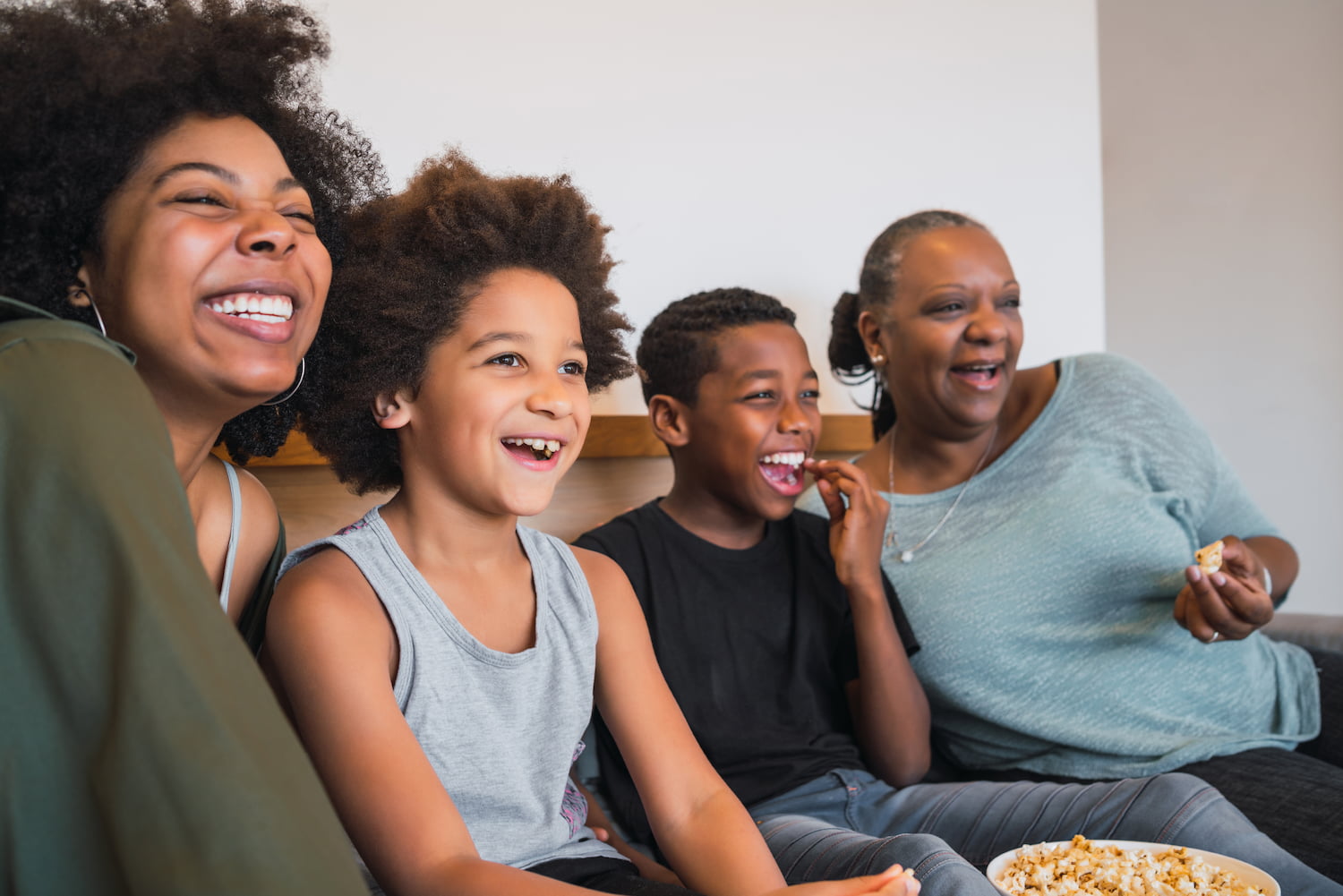 Família assistindo Minha Mãe é Uma Peça 3