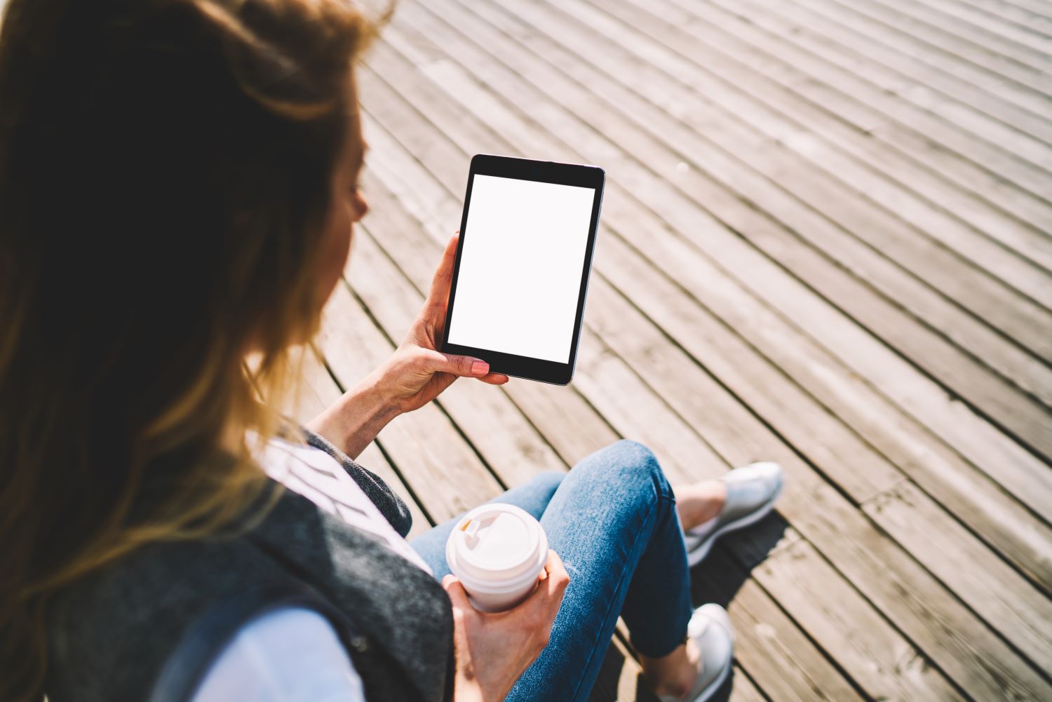 jovem mulher pensando em publicar mídia na internet|mulher com dúvidas sobre onde publicar mídia