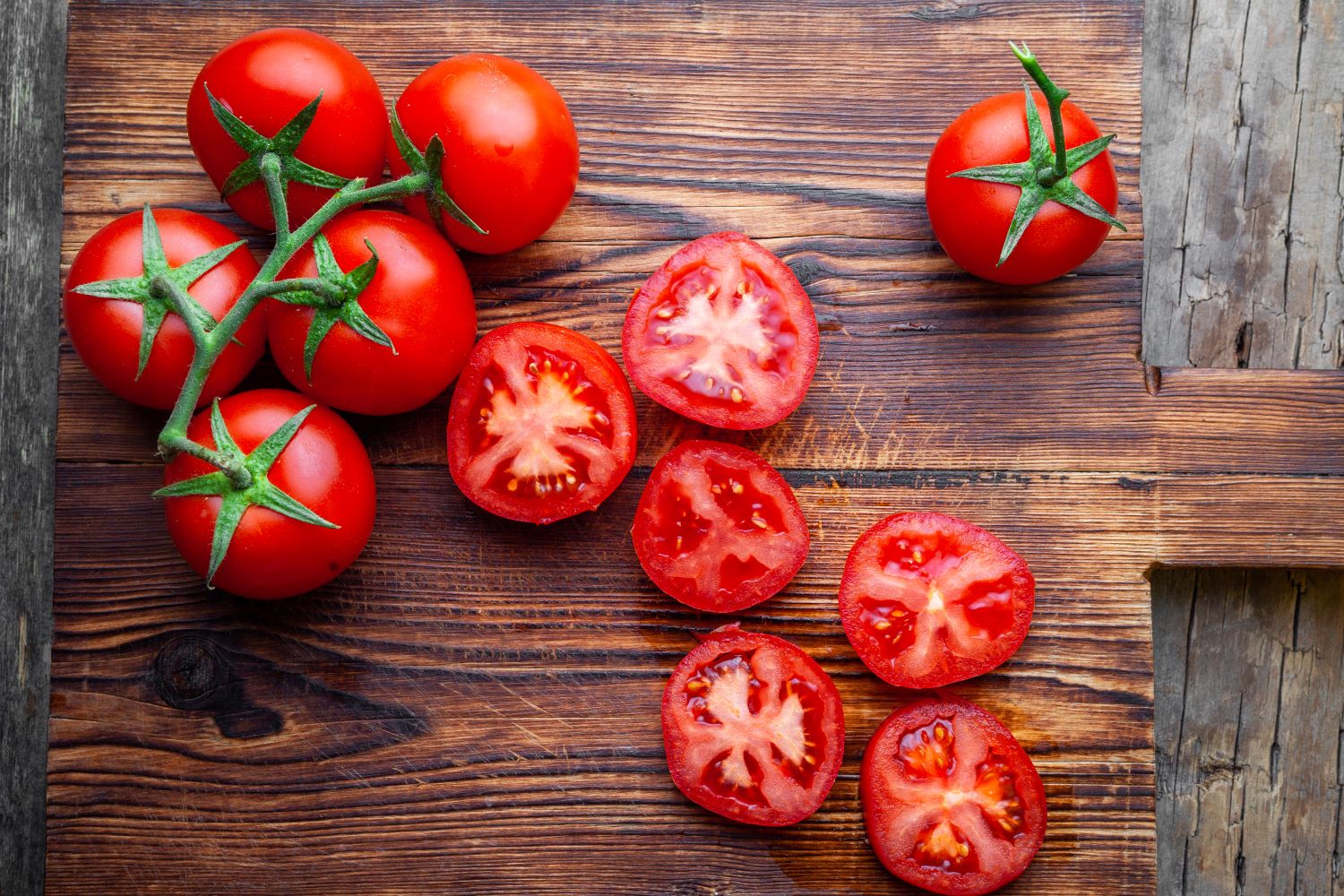 Mesa com tomates que serão transformado em tomate pelado em lata|Lata de Tomate Pelado em cubos da Olé|Lata de Tomate Pelado em cubos da Olé