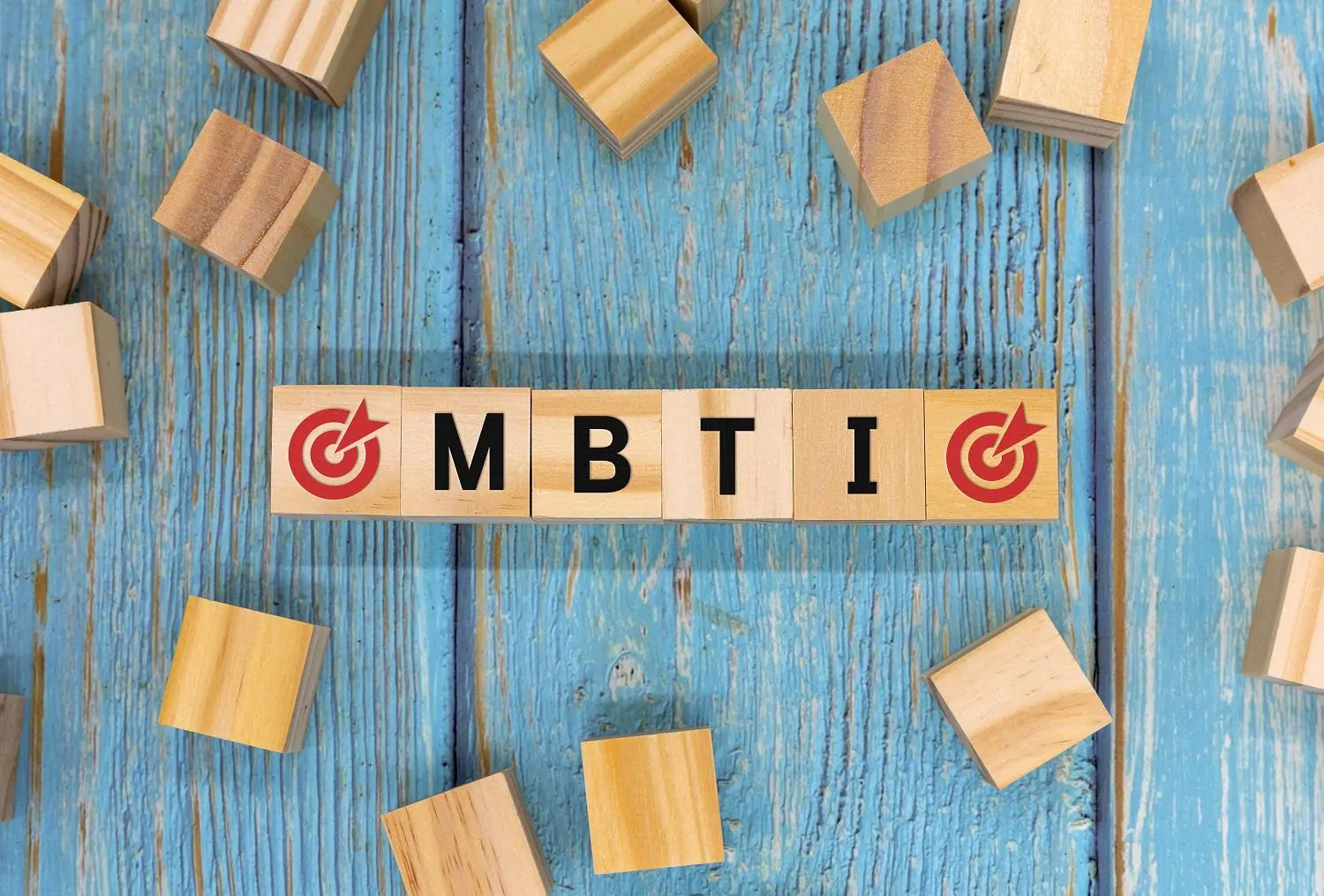 blocos de madeira com as letras MBTI, simbolizando o que é MBTI, teste de personalidade MBTI