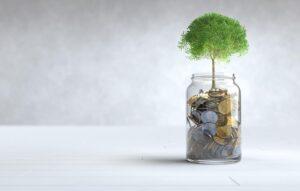 Imagem simbólica de pote com moedas sob uma pequena árvore, representando como começar a investir.