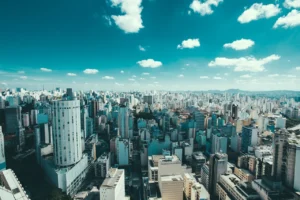 Foto do alto da cidade de São Paulo, com muitos prédios, onde há opções de franquias para quem quer empreender