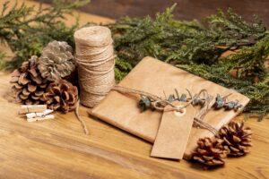 presente de natal embrulhado e pinhas representando uma decoração natalina sustentável