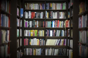 Biblioteca cheia que possui os livros mais vendidos do mundo