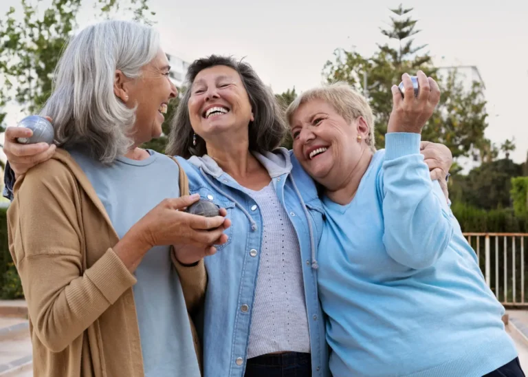 Grupo de idosos felizes representando a prova de vida