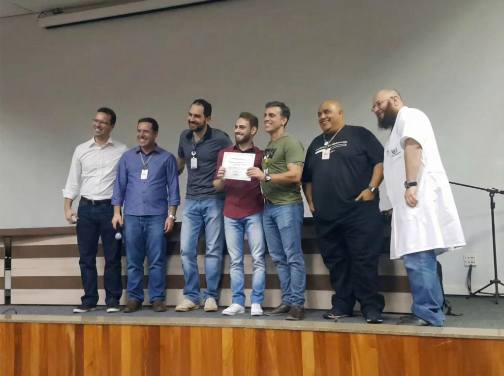 Alison Galvani recebendo reconhecimento por sua pesquisa