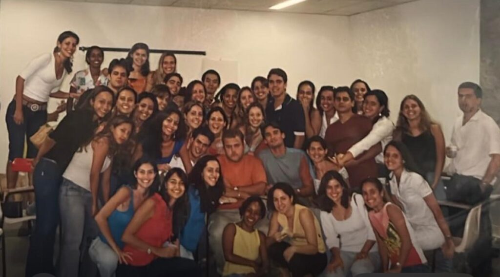 Alcides rodeado de estudantes em Salvador