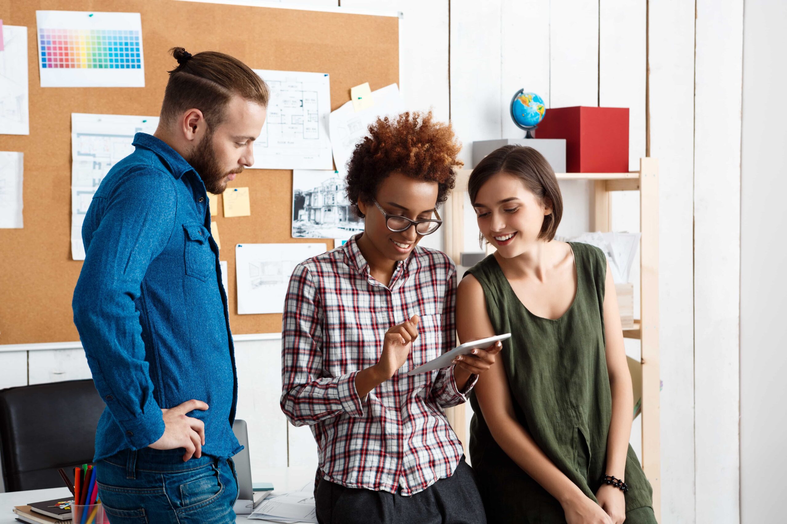 Um grupo de jovens da geração Z no mercado de trabalho