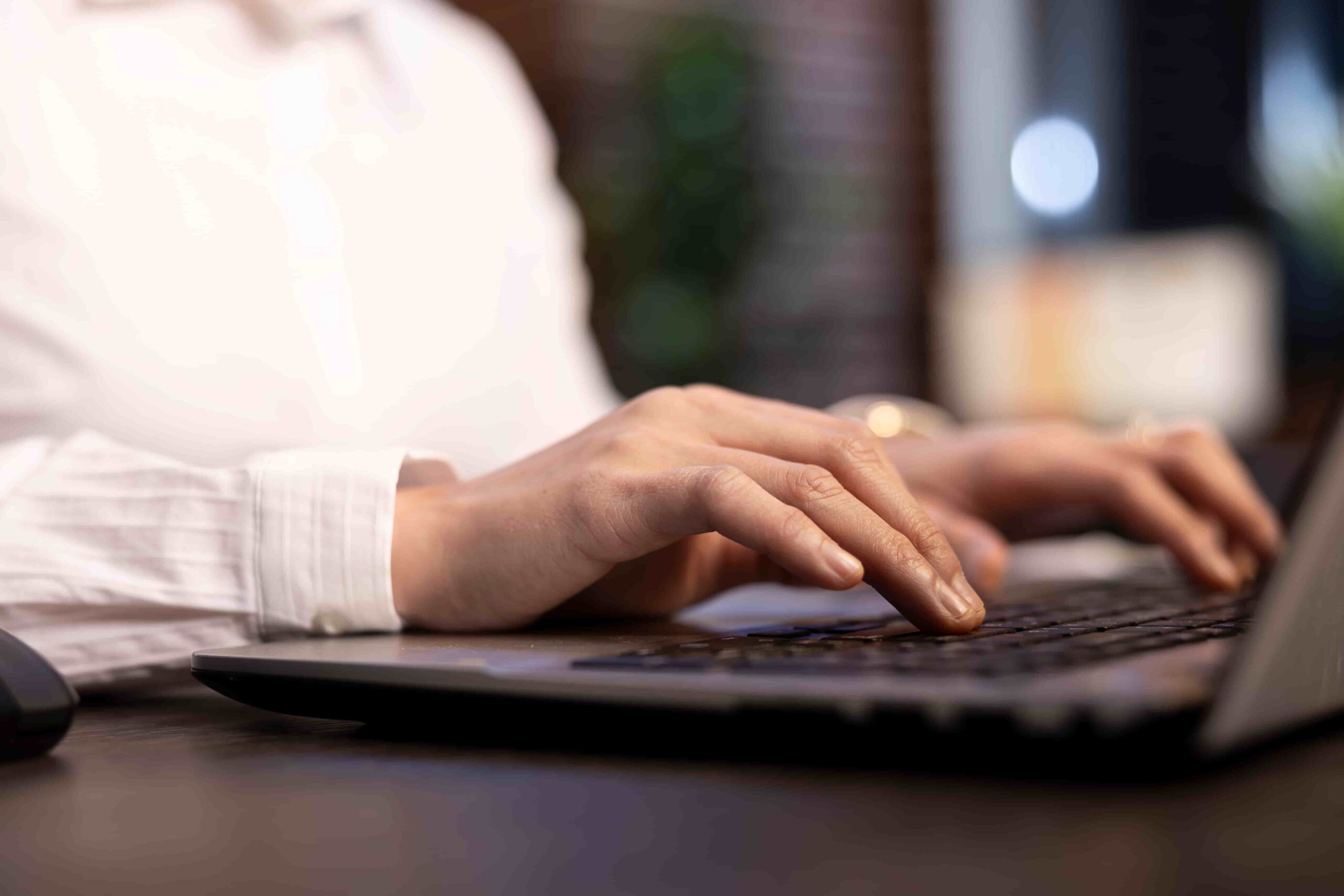 Profissional digitando em notebook durante planejamento de marketing de conteúdo B2B