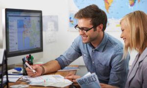 Casal analisa mapas para escolher as melhores cidades para investir em imóveis