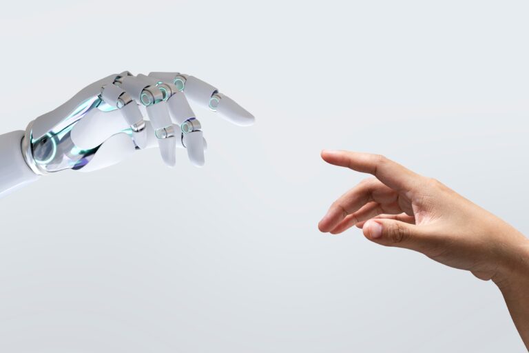Mão robótica e mão humana se aproximam, representando inteligência artificial no marketing digital