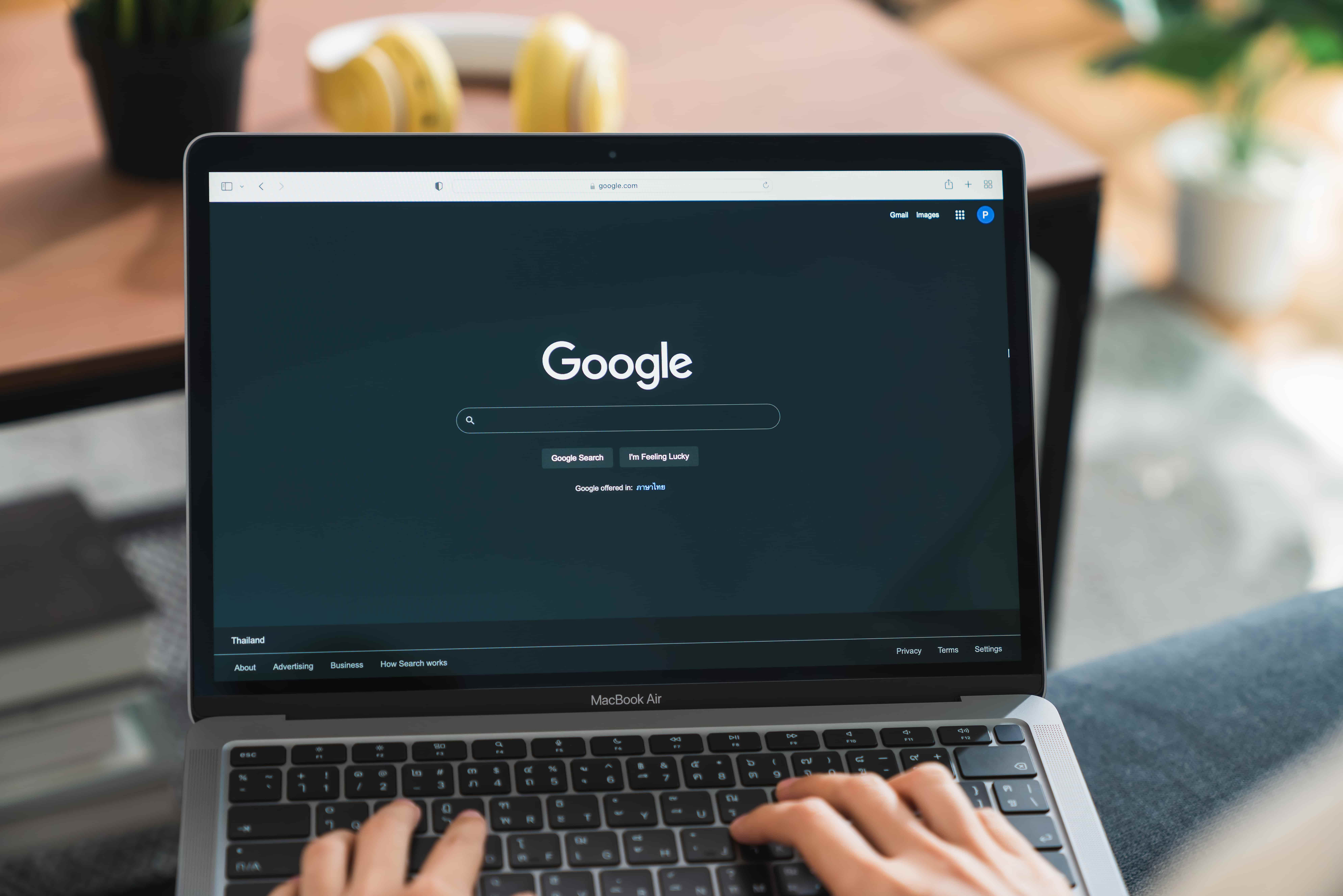 Pessoa usando notebook com a tela na busca do Google